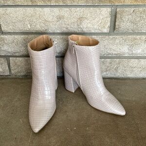 EXPRESS Cream Faux Snake Print Ankle Boots Size: 6